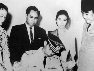 Pelantikan Hoegeng Iman Santoso sebagai Menteri Iuran Negara oleh Presiden Sukarno tahun 1965. (Dok. Keluarga Hoegeng).