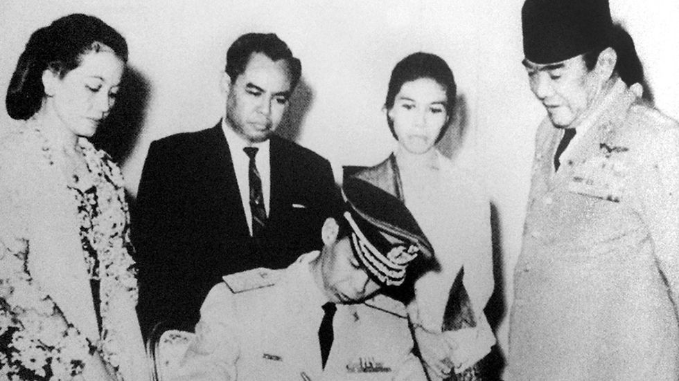 Pelantikan Hoegeng Iman Santoso sebagai Menteri Iuran Negara oleh Presiden Sukarno tahun 1965. (Dok. Keluarga Hoegeng).
