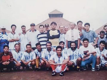 Petrus Hariyanto (berdiri di tengah berkaus kuning), Tapol peristiwa Kudatuli (27 Juli 1996) bersama Tapol lain era Soeharto di LP Cipinang. (Dok. Petrus Hariyanto/Historia.ID).