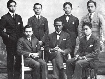Ahmad Subardjo (duduk kiri) bersama Soekiman dan Pamontjak, serta (berdiri kiri-kanan) Djoenaedi, Mohammad Hatta, Ichsan, dan Dahlan Abdullah, tahun 1924. (Repro Di Negeri Penjajah: Orang Indonesia di Negeri Belanda 1600-1950).