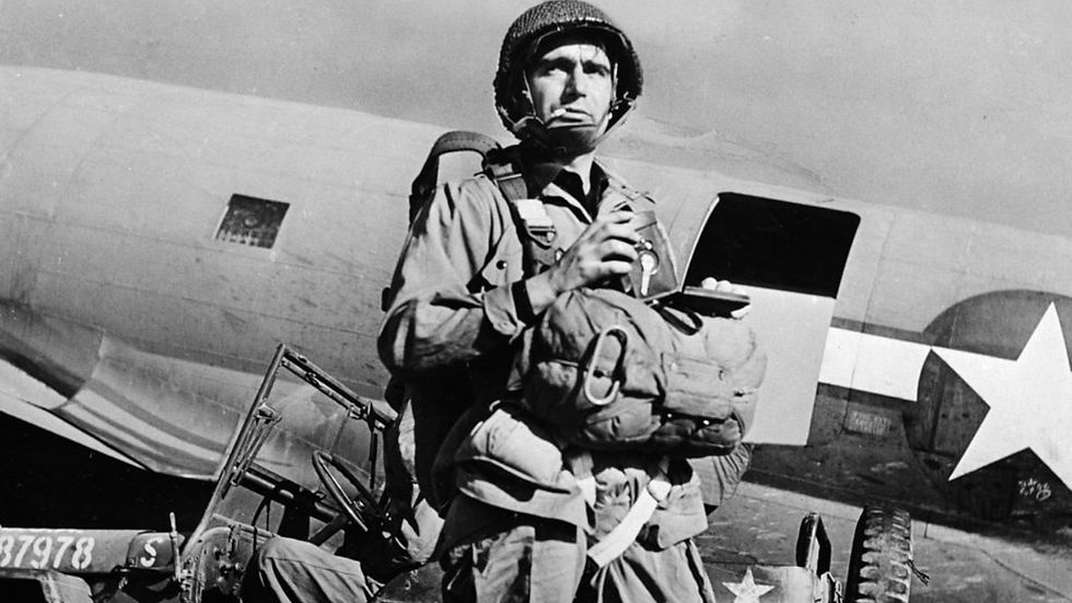 Endre Erno Friedmann alias Robert Capa, fotografer perang yang terkenal dengan foto-foto momen D-Day. (Robert Capa/LIFE Picture Collection/Meredith Corporation).