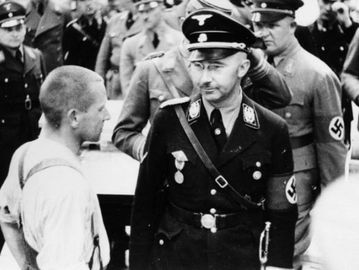 Heinrich Himmler, kepala SS, menginspeksi Kamp Konsentrasi Dachau pada 8 Mei 1936. (Friedrich Franz Bauer/Bundesarchiv).