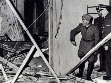 Adolf Hitler memperlihatkan kepada Benito Mussolini bekas pengeboman markasnya pada 20 Juli 1944. (Bundesarchiv/Wikimedia Commons).