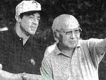 Presiden Soeharto bertanding golf melawan Sylvester "Rambo” Stallone di lapangan golf Rawamangun. (Kompas, 22 Oktober 1994/Perpusnas RI).