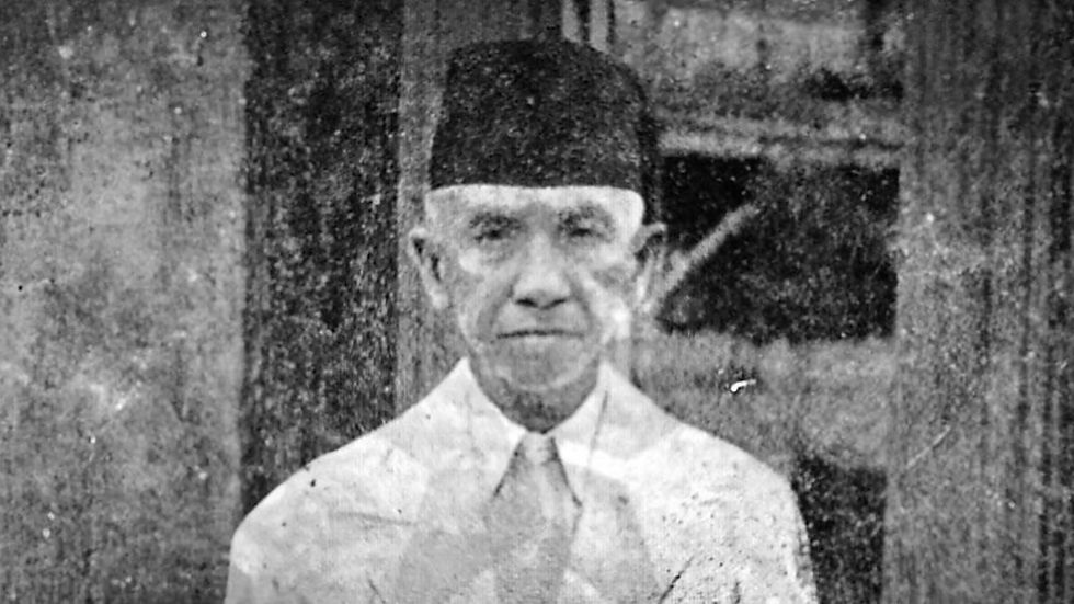Haji Abdul Azis alias Pak Azis, tukang cukur pribadi Presiden Sukarno. (Minggu Pagi, 4 April 1954).