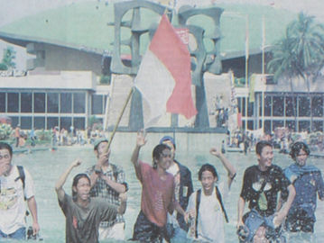 Mahasiswa menceburkan diri ke kolam gedung DPR RI untuk merayakan kemenangan setelah Presiden Soeharto mengumumkan pengunduran diri. (Bali Post, 22 Mei 1998).