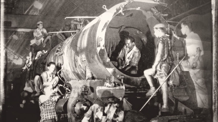 Buruh kereta api di bengkel perbaikan kereta api di Manggarai, Oktober 1947. (Jan de Bruin, Het Indische spoor in oorlogstijd, 2003).