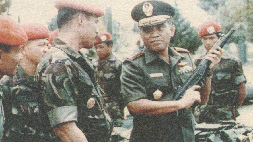 Panglima ABRI Jenderal TNI L.B. Moerdani memegang senapan serbu HK MP5 A3 sambil berbincang dengan Brigjen TNI Sintong Panjaitan, Komandan Kopassandha di Cijantung, Jakarta. (Repro Sintong Panjaitan: Perjalanan Seorang Prajurit Para Komando).