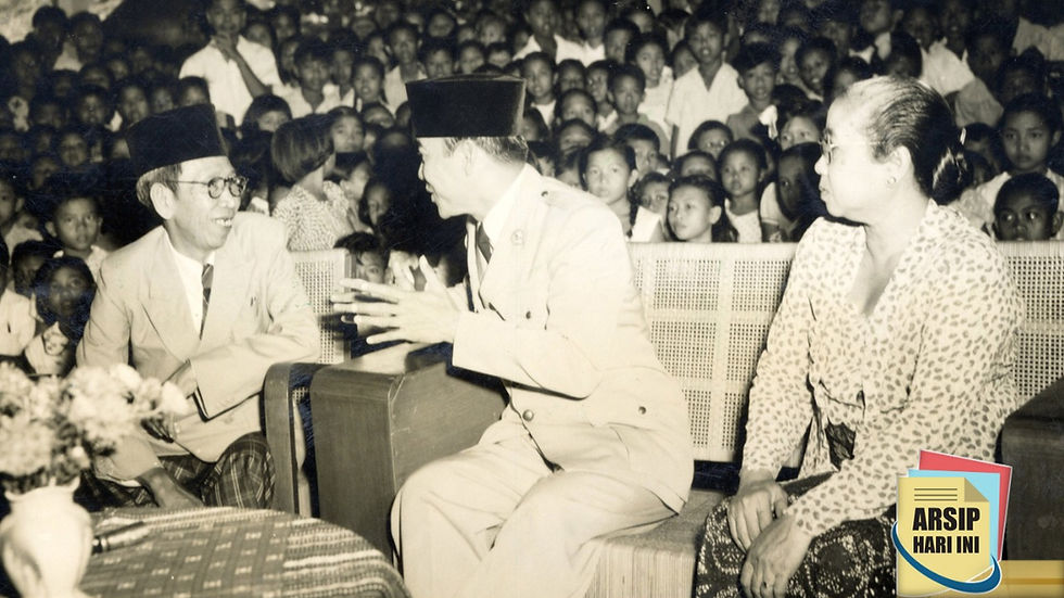 Presiden Sukarno berbincang dengan Ki Hadjar Dewantara, pendiri Taman Siswa, 31 Januari 1955. (ANRI).