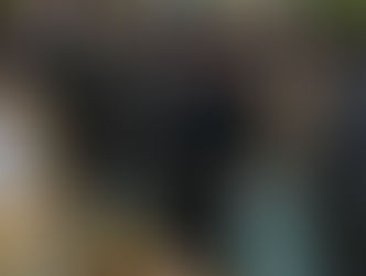 Lukisan Tuan Rondahaim Saragih Garingging (kiri dalam pigura). Tampak Presiden Prabowo Subianto menyalami perwakilan keluarga Tuan Rondahaim dalam acara penganugerahan gelar Pahlawan Nasional di Istana Negara, 10 November 2025. (BPMI Setpres/Laily Rachev).