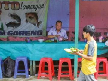 Warung pecel lele khas Lamongan di Jalan Daksinapati, Jakarta Timur. (Nugroho Sejati/Historia.ID).