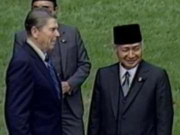 Presiden Soeharto dan Presiden Ronald Reagen di Amerika Serikat pada 12 Oktober 1982. (Youtube Reagan Library).