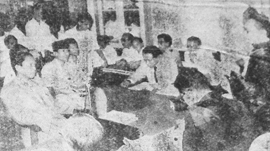 D.N. Aidit mendengarkan dakwaan yang disampaikan Jaksa Dali Mutiara. (Harian Rakjat).