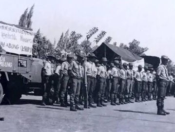 Suasana pemberangkatan peserta Transmigrasi Pramuka I ke Way Abung, Lampung, Oktober 1972. (Website Pemerintah Desa Tiyuh Margodadi).