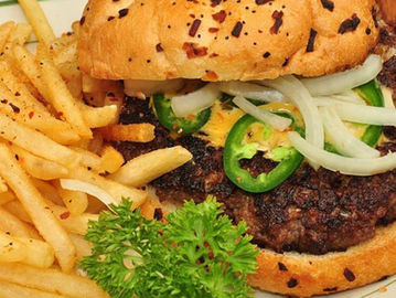 Ilustrasi hamburger, makanan cepat saji yang menjadi ikon budaya populer Amerika Serikat. (jeffreyw/Wikimedia Commons).