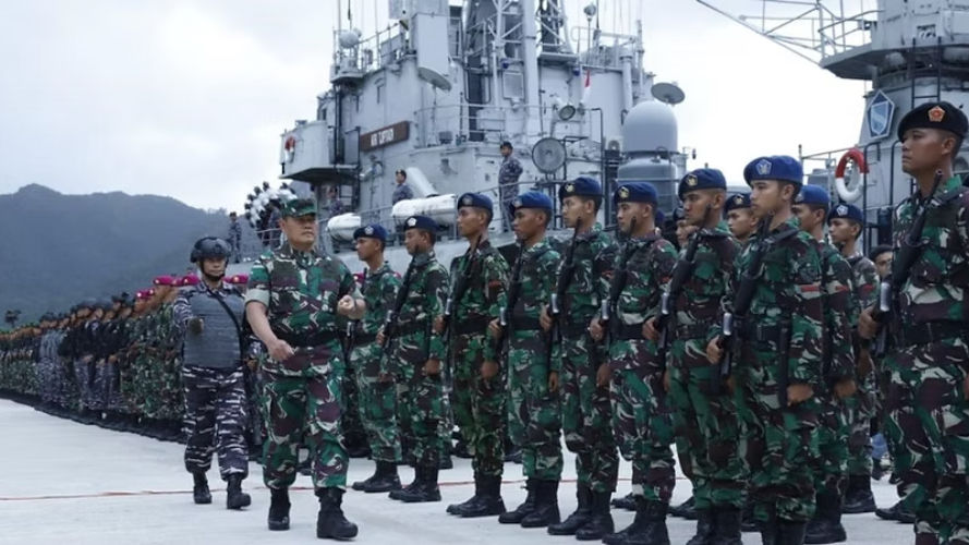TNI mengirim Komando Gabungan Wilayah Pertahanan I (Kogabwilhan I) yang berasal dari tiga matra TNI untuk menjaga Laut Natuna Utara dari sengketa dan pelanggaran kedaulatan RRC. (tni.mil.id).
