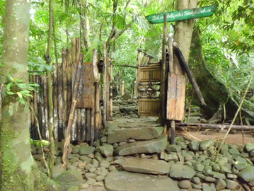 Prasasti Kawali I di kawasan kabuyutan Astana Gede, Kawali. (Wikimedia Commons).