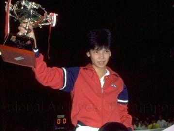 Lay Siauw Tje alias Elizabeth Latief kala memenangi Konica Cup 1987 di Singapura. (Arsip Nasional Singapura/nas.gov.sg).