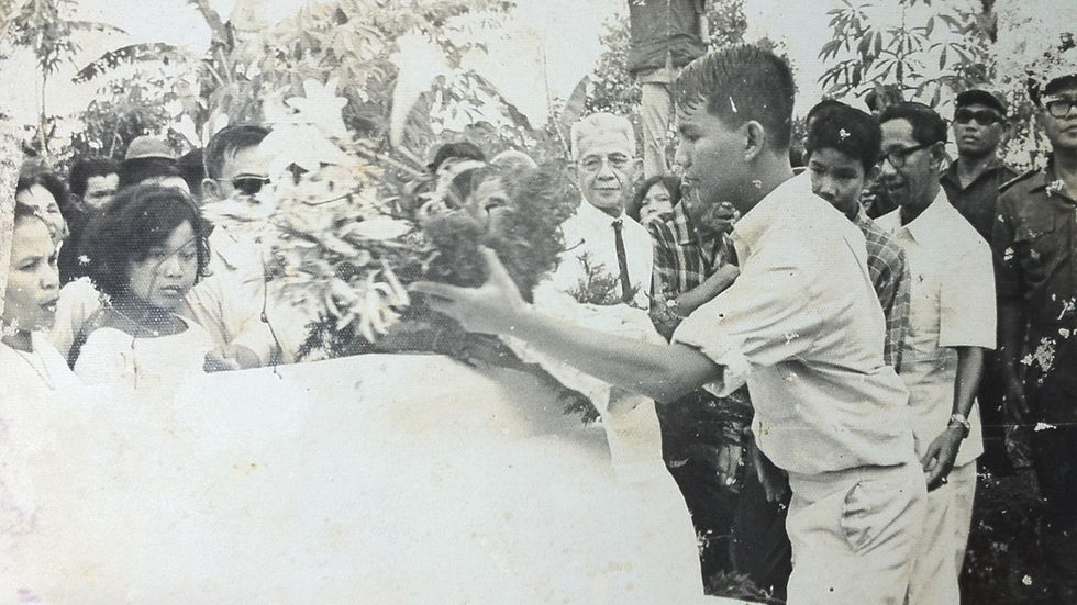 Prabowo Subianto bersama ayah dan ibunya ziarah ke makam kakeknya, Benyamin Thomas Sigar. (Twitter/X Prabowo Subianto, 22 Desember 2012).