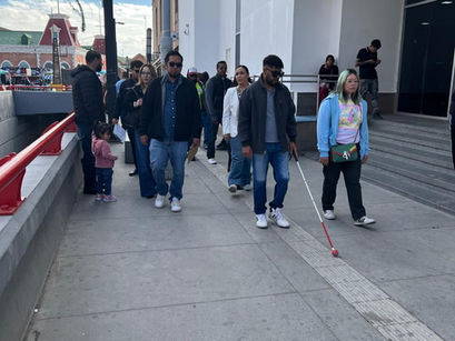 Regidores revisan daños y obstrucciones en guías podotáctiles del Centro para mejorar la movilidad de personas con discapacidad visual