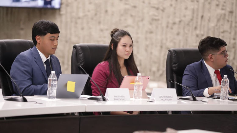 Cruz Pérez Cuéllar impulsa participación juvenil en la democracia durante la Segunda Sesión de Cabildo Universitario