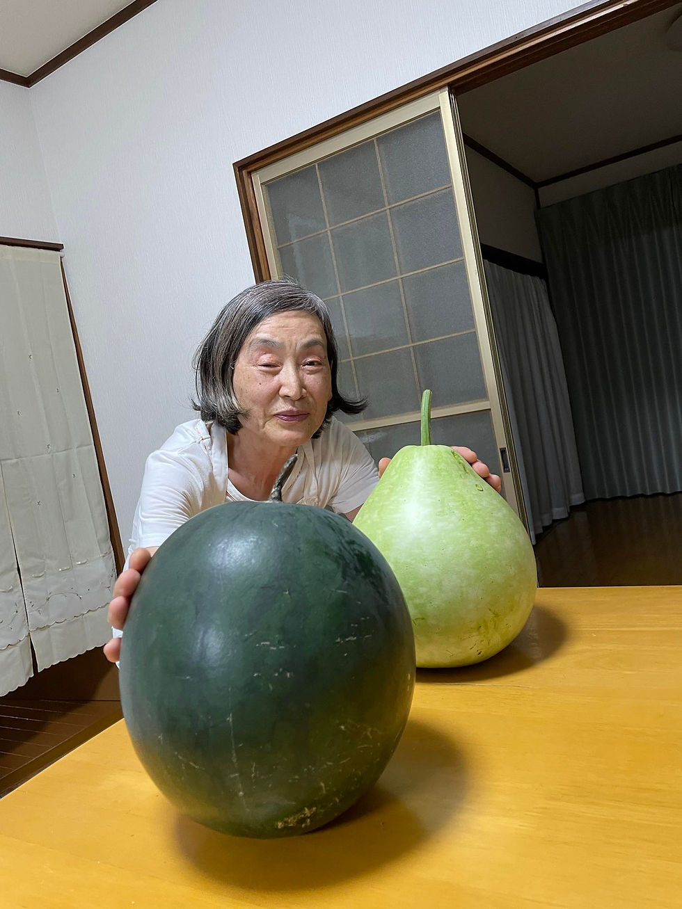 サムネイル： 【食品】幸せエコ牛が育てた低糖質スイカ🍉大玉サイズ