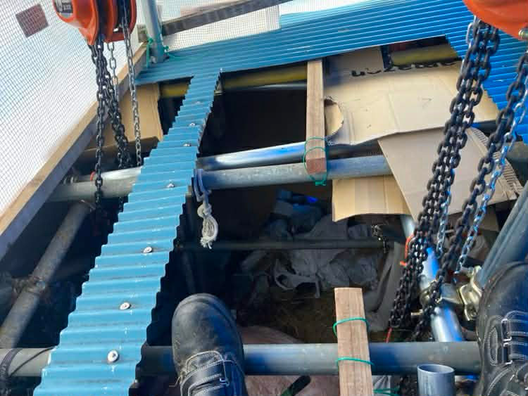 屋根の上から吊り上げ設備の調整