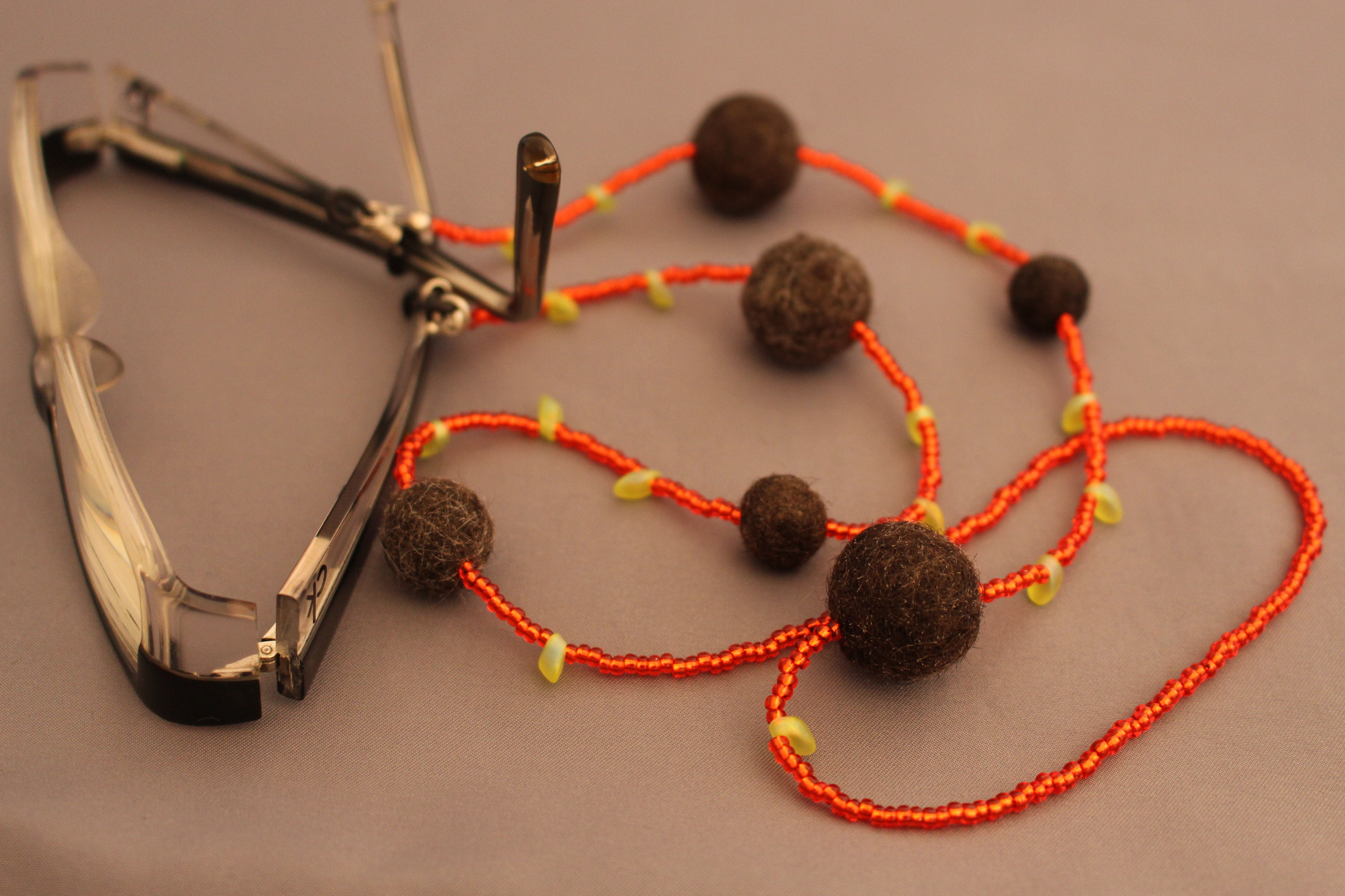 Brillenband 60cm mit Tierhaarperlen