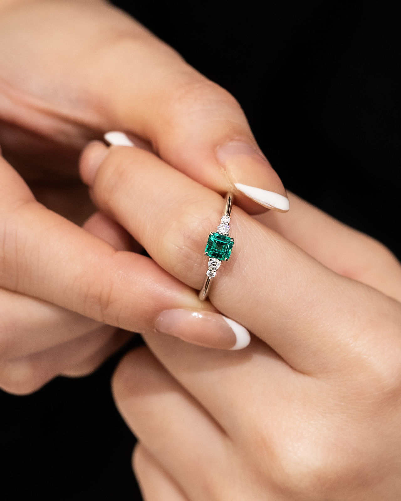 Emerald Aurelia Ring with Diamond