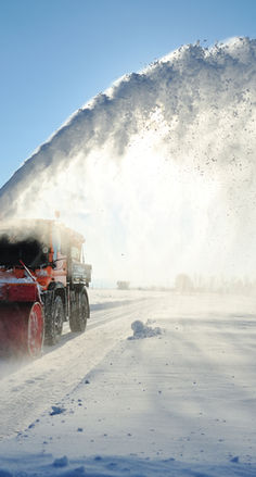 ❄️ Winterdienst
„Winterdienst mit Traktor räumt Schnee auf großer Industriefläche“
„Gestreuter Firmenparkplatz – zuverlässige Schneeräumung für Gewerbeobjekte“
„Schneeräumung und Streudienst vor einem Logistikzentrum“