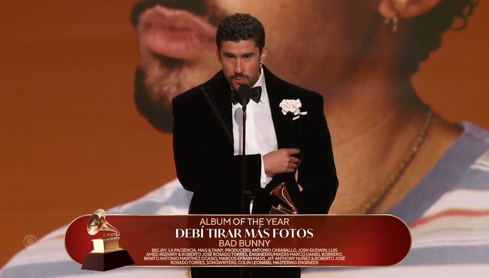 Bad Bunny recebendo o prêmio de Álbum do Ano
