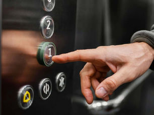 Por que o celular não funciona direito no elevador?
