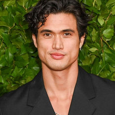 Charles Melton negocia papel de Kakashi no live-action de Naruto