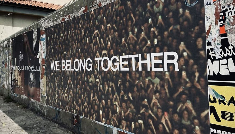 Cartaz “We Belong Together” em São Paulo