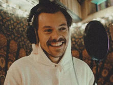 Fim das férias | Harry Styles dá início à divulgação de nova era