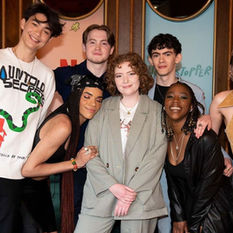 Alice Oseman e elenco de Heartstopper