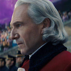 Ralph Fiennes como Presidente Snow