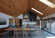 Cuisine ouverte sur salon t salle à manger. Table en piste de bowling. Plafond cathédrale. Shou sugi ban. Muret en céramique. plancher en béton.Bardeau de cèdre. dépense en bois. Puit lumineux dans le toit. Puit de lumière. porte fenêtre coulissante design.