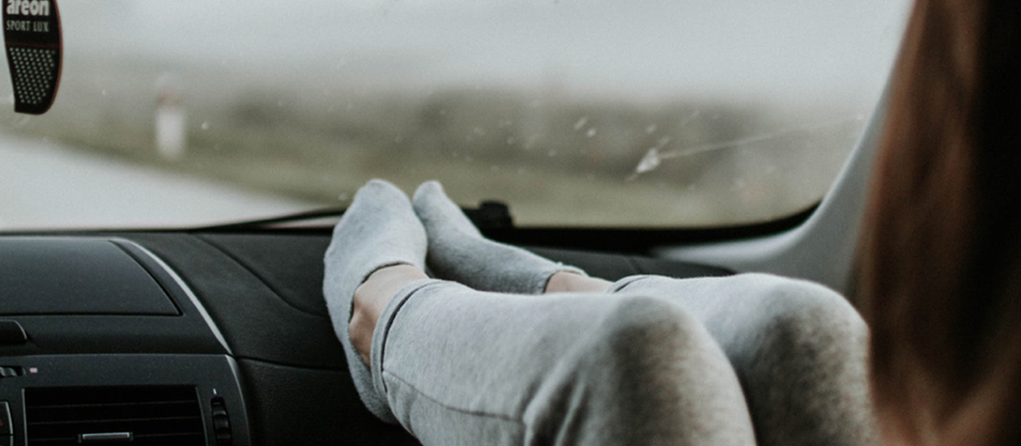 No permitas que el copiloto viaje con los pies en el tablero mientras conduces