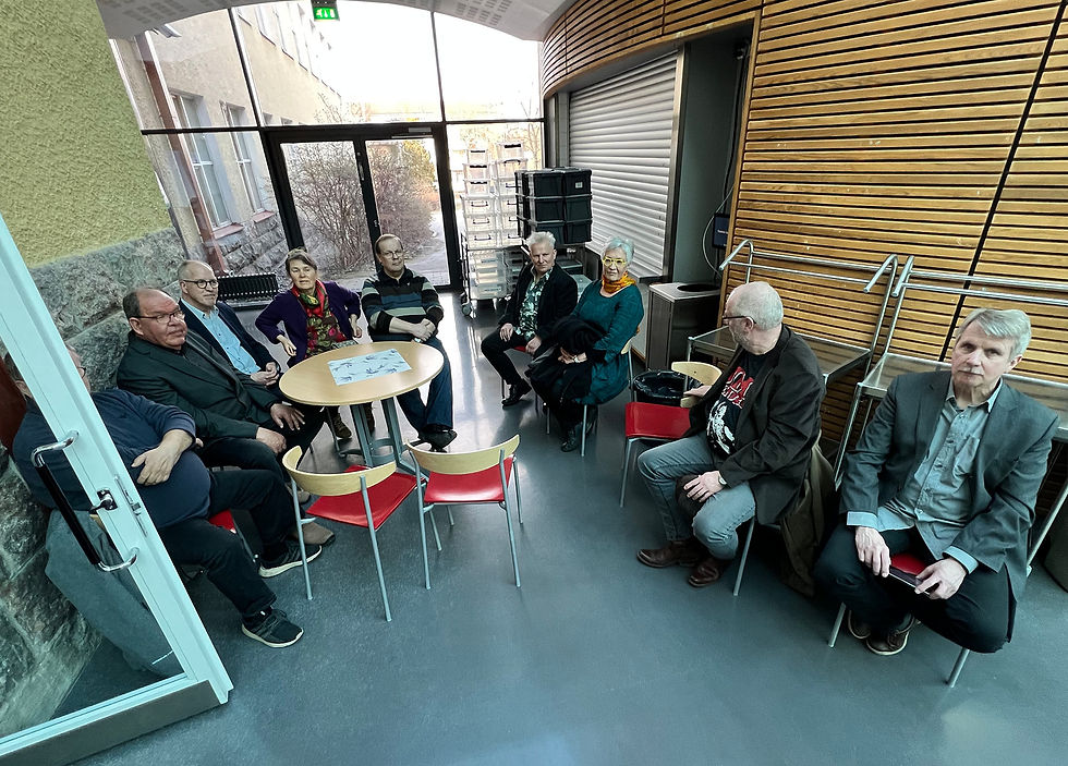 Vas. Ari Kosunen 1974 (oven takana), Seppo Niemi 1972, Lasse Falck 1973, Eija os. Lampinen 1976, Mar