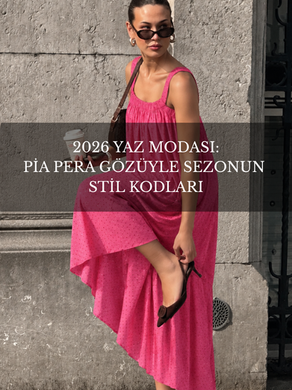 2026 yaz modası ve PİA PERA stil kodlarını yansıtan pembe elbiseli modern sokak stili görünümü.