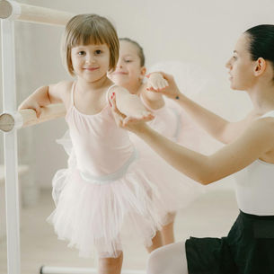 Karşıyaka Bale Kursu-Uzman Eğitmen Kadrosuyla Dans!