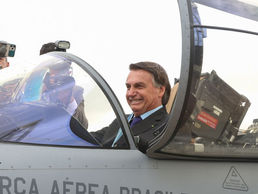 Caça Gripen não é teu brinquedinho, Bolsonaro!