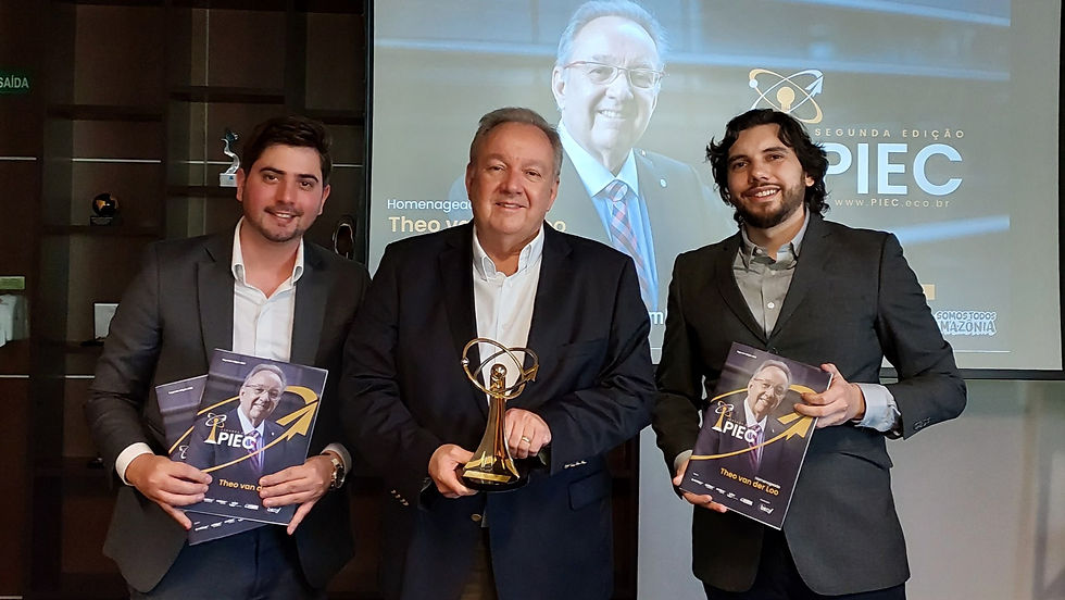 Encerramento da 2ª edição do Prêmio PIEC | Na foto: Gabriel Estevam Domingos (Head de Inovação do Grupo Ambipar); Theo van der Loo (homenageado do ano, ex-presidente da Bayer do Brasil) e Antônio Pedro Porto (Diretor Técnico do prêmio PIEC). Divulgação/PIEC