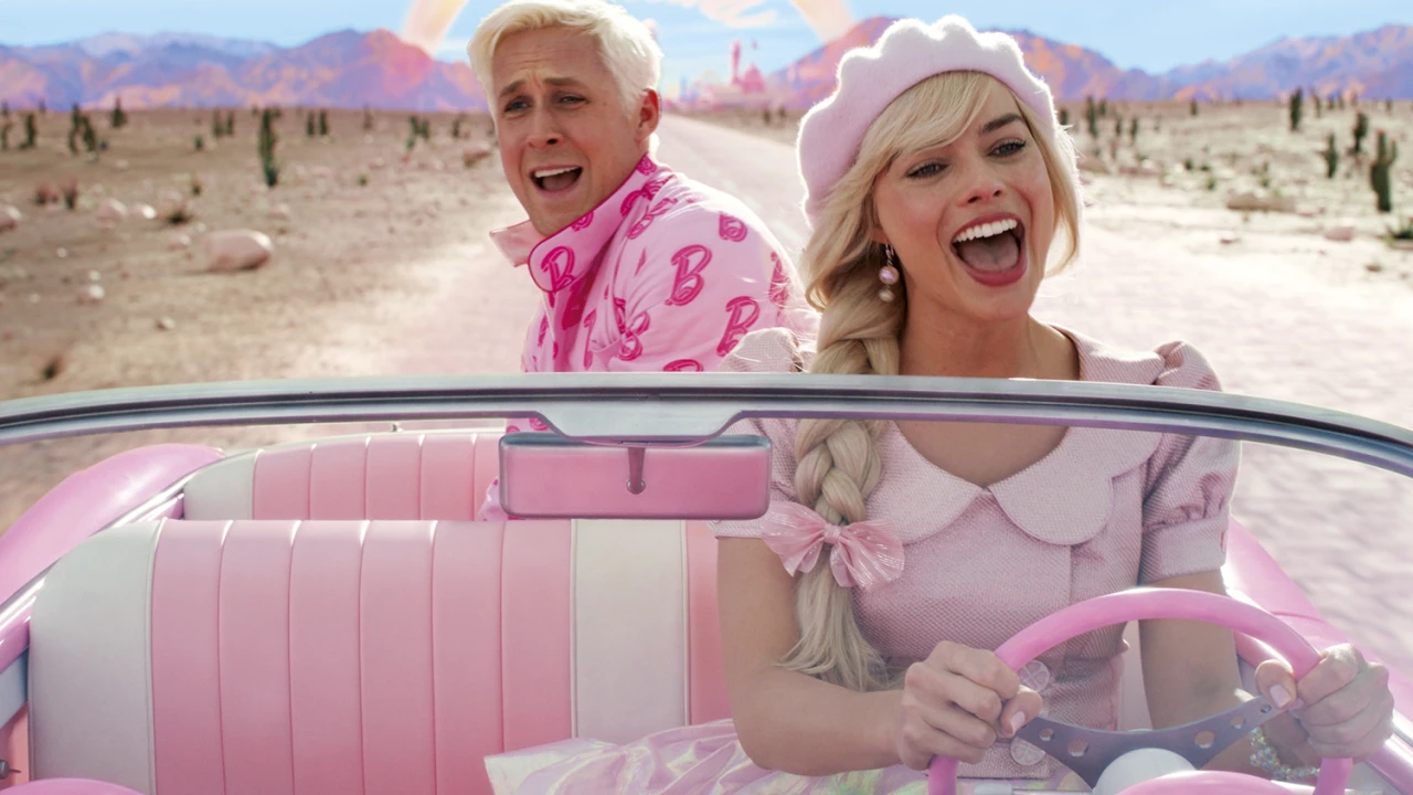 Cena do filme Barbie (Greta Gerwig, 2023). Estrelando: Barbie (Margot Robbie) e Ken (Ryan Gosling)