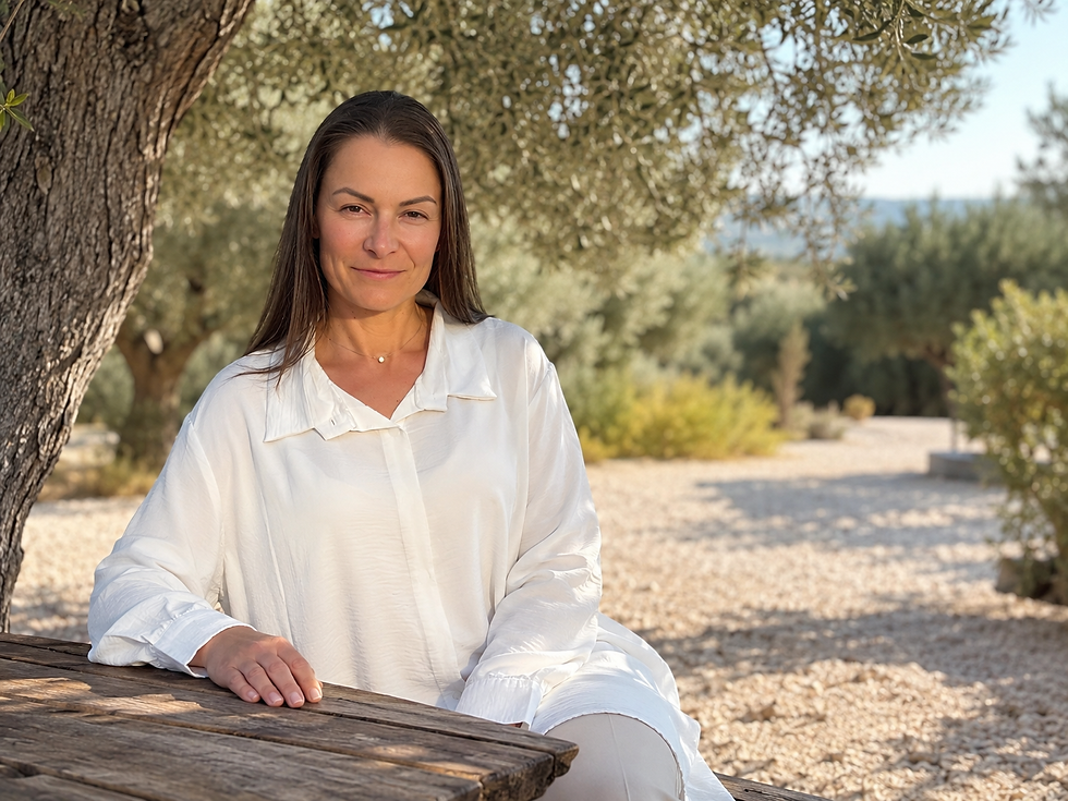 Sylvia Hartig-Tomek, psychosoziale Beraterin, im Olivenhain auf Zypern