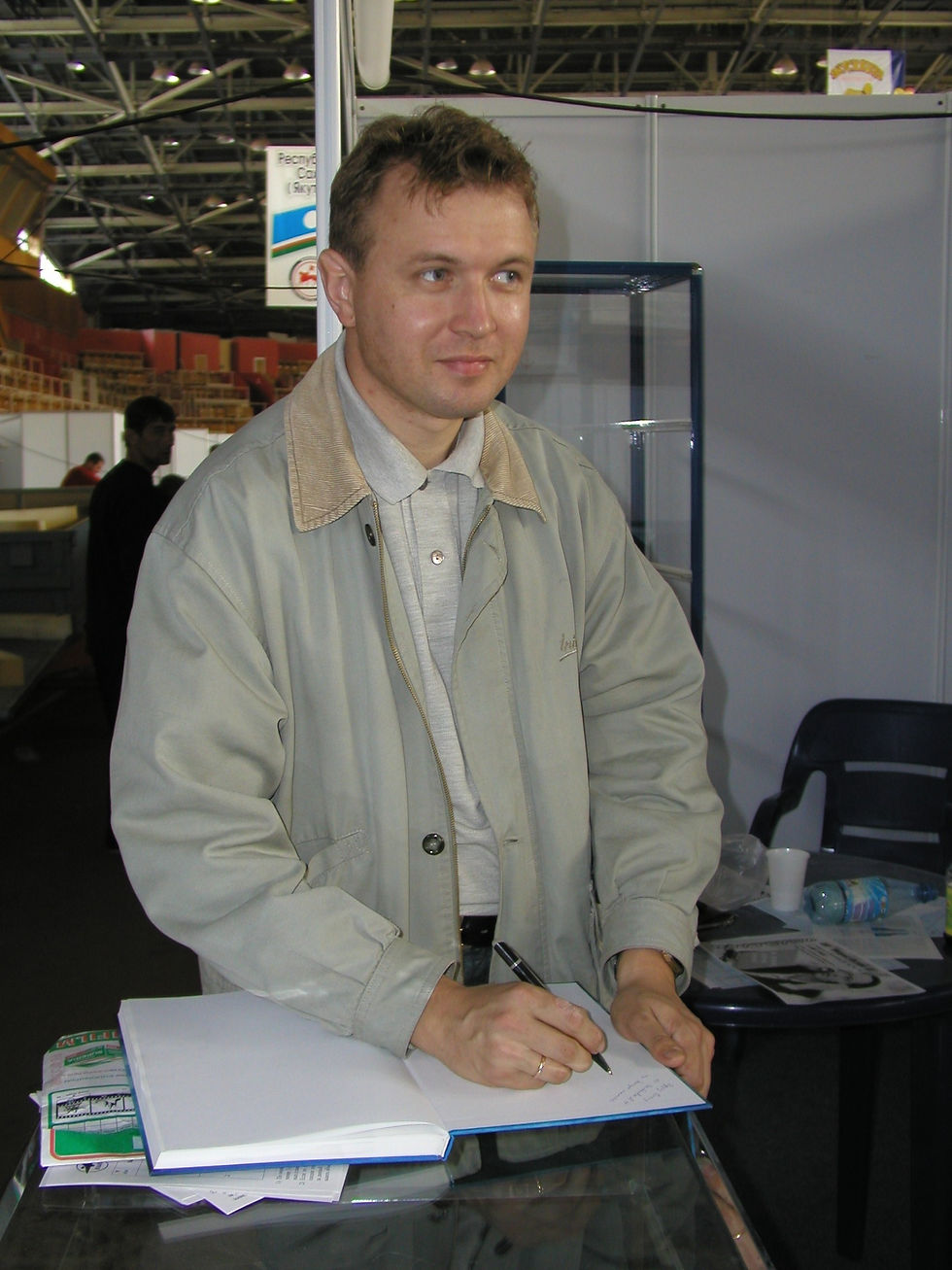 Андрей Жидков "Одному у Магазина с витриной Кукол НАЛЁТЧИТЦ" подписывает "на долгую память" книгу А.ФОМИНА "Су-27 История истребителя" ...к проектной галереи картин Ивана Славинского  + к презентации будушего сверх`засекреченного с Наташкой "РААД" (Ракетно-Авиационно-Автомабильного Двигателя)