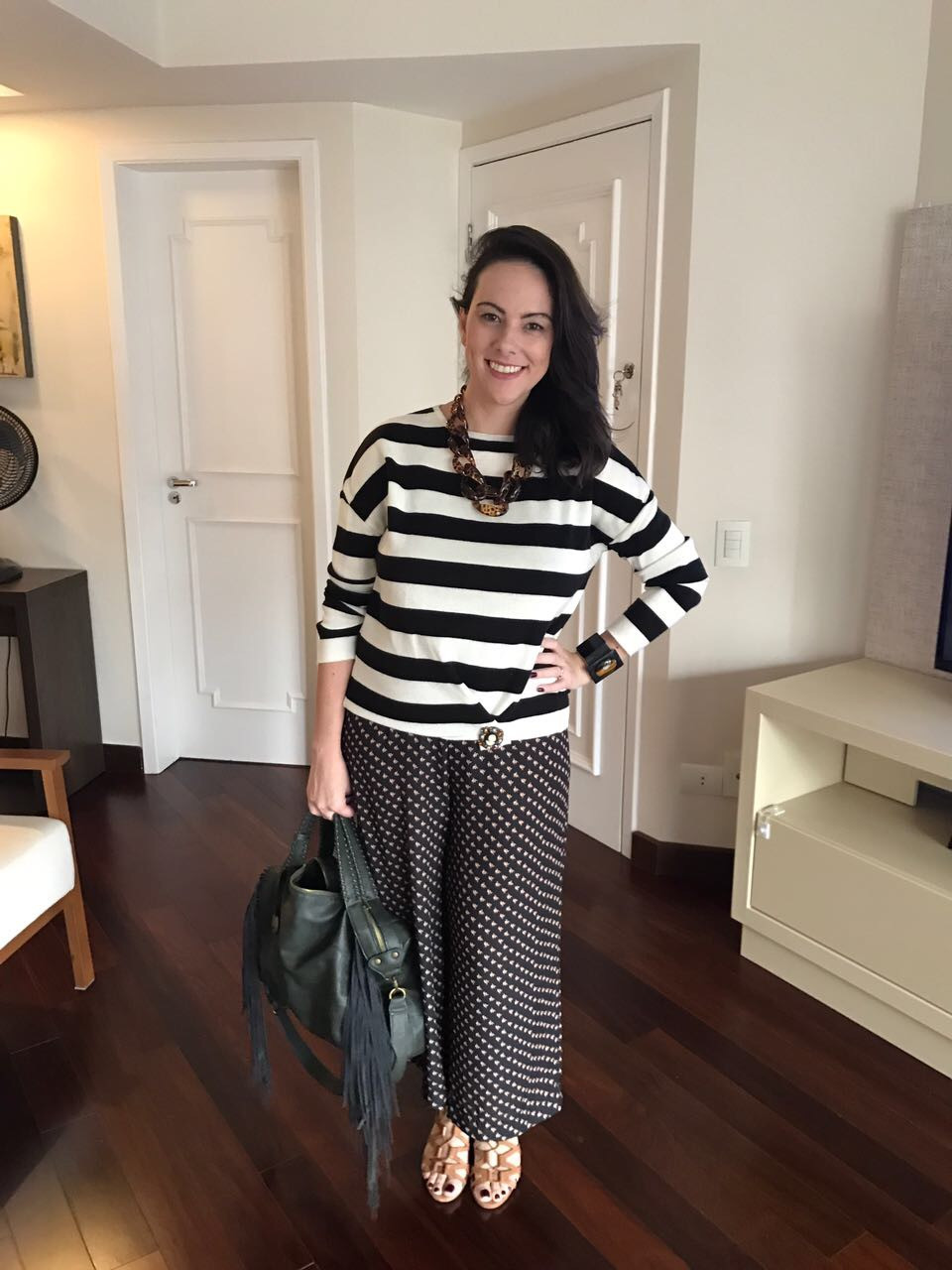 Uma blusa, alguns acessório et voilá: temos um novo uso pro macacão de sempre!
