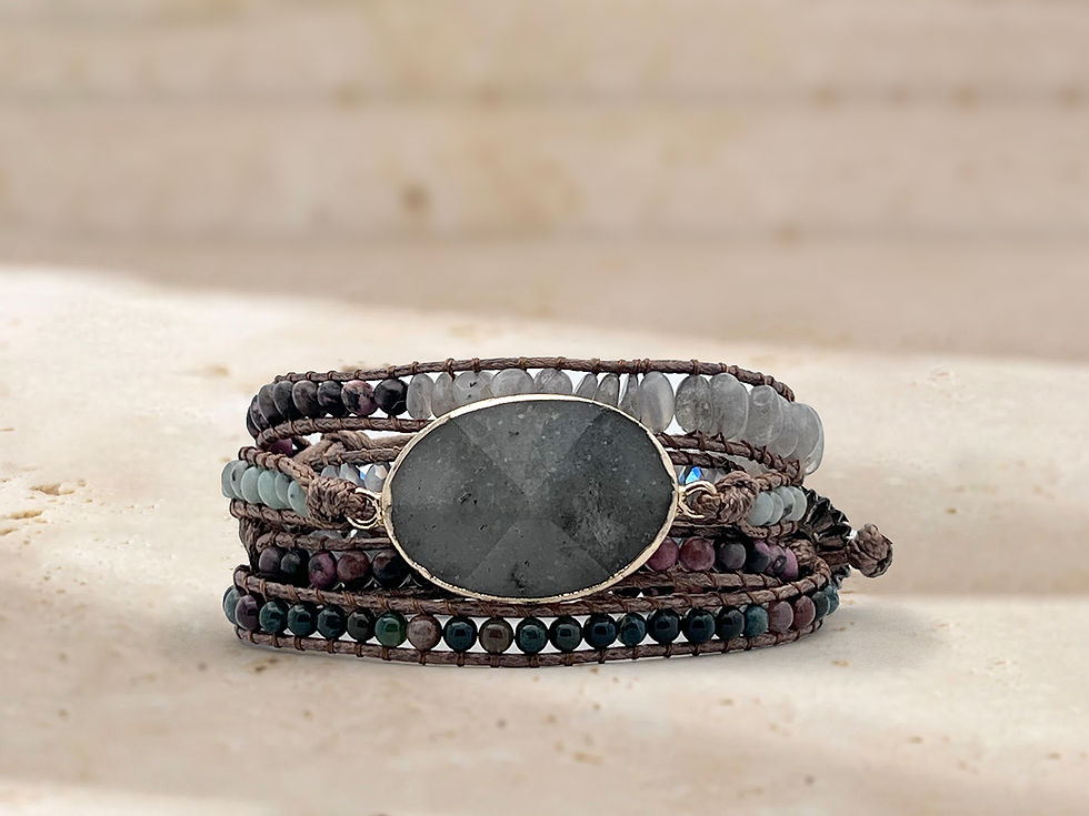 Thumbnail: Wrapped in Grace Picasso Jaspis wikkelarmband met natuurstenen kralen in sfeervolle setting
