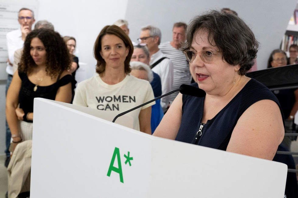 Elisabeth Bronfen stands at a podium, talking to an audience.